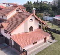 Rodinný dom s garážou a veľkorysou dispozíciou | SL - Rodinný dom v Starej Ľubovni so záhradou a terasou, obklopený upravenou zeleňou.