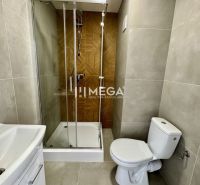 REZERVOVANÉ - Na predaj 1 izbový byt s lódžiou na Štefanikovej ulici v - Kúpeľňa v 1-izbovom byte so sprchovacím kútom a keramickými obkladmi.
