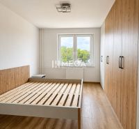 Na predaj 3 izbový byt s balkónom v Strážskom - Spálňa v 3-izbovom byte s podlahou s dreveným dekorom a vstavanou skriňou.