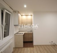 Na predaj garsónka na Sokolovskej ulici v meste Humenné - Kuchyňa v rekreačnom apartmáne s kuchynskou linkou a podlahou s dreveným dekorom.