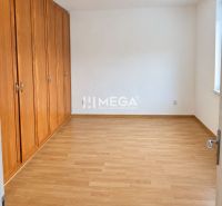 NA PREDAJ 2-izbový zrekonštuovaný byt s balkónom  v Humennom - Spálňa v 2-izbovom byte s podlahou s dreveným dekorom a vstavanými skriňami.