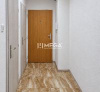 NA PREDAJ 2-izbový zrekonštuovaný byt s balkónom  v Humennom - Predsieň 2-izbového bytu s podlahou v dekore mramoru a bielymi stenami.