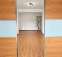 NA PREDAJ 2-izbový zrekonštuovaný byt s balkónom  v Humennom - Interiér 2-izbového bytu s dverami a podlahou s dreveným dekorom.