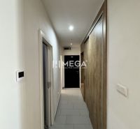 Predaj 3 izbový byt s balkónom - Humenné, Ševčenkova - Chodba v 3-izbovom byte s bielymi stenami a podlahou s dreveným dekorom.