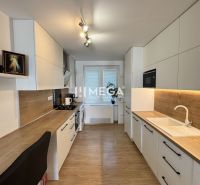 Predaj 3 izbový byt s balkónom - Humenné, Ševčenkova - Kuchyňa v 3-izbovom byte s podlahou s dreveným dekorom a bielymi skrinkami.