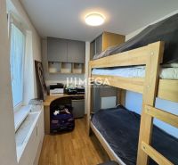 Predaj 3 izbový byt s balkónom - Humenné, Ševčenkova - Poschodová posteľ, pracovný stôl a podlaha s dreveným dekorom v 3-izbovom byte.