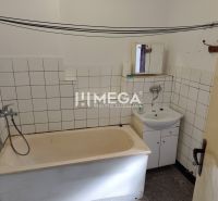 Na predaj 3 izbový byt so záhradou za super cenu - Snina - Kúpeľňa v 3-izbovom byte s vaňou, umývadlom a bielymi obkladačkami.