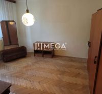 Na predaj 3 izbový byt so záhradou za super cenu - Snina - Izba 3-izbového bytu s nábytkom a podlahou s dreveným dekorom.