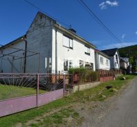 Rezervované - Na predaj rodinný dom v obci Hažín nad Cirochou, exkluzí - Rodinný dom na ulici v Hažíne nad Cirochou so záhradou a bránou.