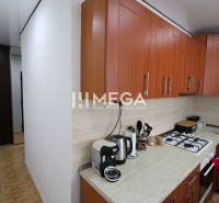 Znížená cena - Na predaj byt na vynikajúcej adrese - Vranov nad Topľou - Kuchyňa s hnedými skrinkami a spotrebičmi v 3-izbovom byte, podlaha s dreveným dekorom.