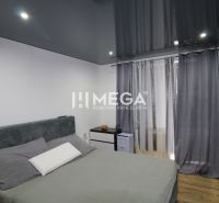 Znížená cena - Na predaj byt na vynikajúcej adrese - Vranov nad Topľou - Spálňa s posteľou, moderným osvetlením a podlahou s dreveným dekorom.