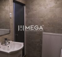 Na predaj nehnuteľnosť - zabehnutý penzión v centre mesta Humenné - Kúpeľňa so sprchovým kútom, umývadlom a radiátorom, ideálna pre hotely a penzióny.