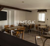 Na predaj nehnuteľnosť - zabehnutý penzión v centre mesta Humenné - Interiér s drevenými trámami, stolmi a stoličkami v priestoroch pre hostí Hotely a penzióny.