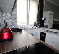 Na prenájom plne zariadená garsónka blízko centra - Humenné - Kuchynská linka s dekoračnými obkladmi a spotrebičmi v Rekreačnom apartmáne.