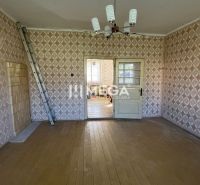 Na PREDAJ - Dom s krásnym pozemkom v Zbudskej Belej - Izba v rodinnom dome s podlahou s dreveným dekorom a vzorovanými tapetami.