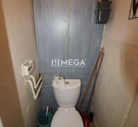 NA PREDAJ - 2 iz. byt s balkónom blízko centra mesta Humenné - Toaleta s dreveným dekorom v 2-izbovom byte so základným vybavením.