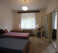 NA PREDAJ - 2 iz. byt s balkónom blízko centra mesta Humenné - Spálňa s dvomi posteľami a podlahou s dreveným dekorom v 2-izbovom byte.