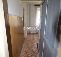 NA PREDAJ - 2 iz. byt s balkónom blízko centra mesta Humenné - Úzka chodba v 2-izbovom byte s linoleom a vstavanými skriňami.