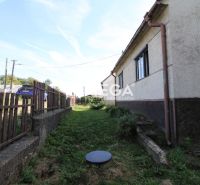 NA PREDAJ - Dom v obci Volica - Rodinný dom v ulici Volica, Volica, s trávnikom a dreveným plotom.