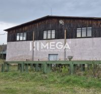 PRENÁJOM veľkej HALY v obci UDAVSKÉ - Budova v Udavskom slúžiaca na sklady a haly, obklopená trávnatým povrchom.