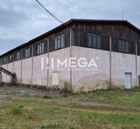 PRENÁJOM veľkej HALY v obci UDAVSKÉ - Budova v Udavskom na obrázku v sekcii Sklady a haly, obklopená trávnatou plochou.