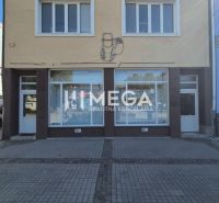 PRENÁJOM OBCHODNÉHO PRIESTORU PRIAMO V CENTRE HUMENNÉHO - Obchodné priestory na Námestí Slobody v Humennom s výkladom a vstupnými dverami na prízemí.