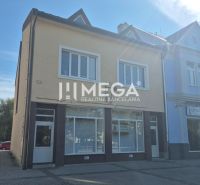 PRENÁJOM OBCHODNÉHO PRIESTORU PRIAMO V CENTRE HUMENNÉHO - Budova s obchodnými priestormi na Námestí Slobody v Humennom.