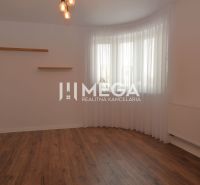 NOVÁ CENA za PREDAJ RODINNÉHO DOMU SO ZÁHRADOU v UDAVSKOM - Izba v rodinnom dome s podlahou s dreveným dekorom, bielymi stenami a závesmi.