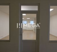 PRENÁJOM OBCHODNÉHO PRIESTORU (54 m2) ulica MIEROVÁ HUMENNÉ - Obchodné priestory s podlahou s dreveným dekorom a presklenými dverami.
