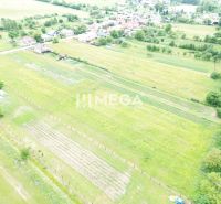 NOVÁ CENA-PREDAJ POZEMKOV (3.053 m2) v obci ZUBNÉ - Letecký pohľad na Pozemky - bývanie v Zubnom s okolitou prírodou a domami.