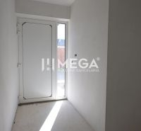Exkluzívne bývanie v Rezidencii Gaštanová Humenné-BUNGALOV 1 - Predsieň s bielymi stenami a dverami v rodinnom dome.