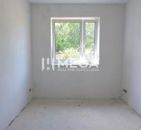 Exkluzívne bývanie v Rezidencii Gaštanová Humenné-BUNGALOV 1 - Prázdna izba v rodinnom dome s bielymi stenami a oknom.