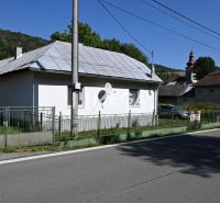 PREDAJ RODINNÉHO DOMU so záhradou KOLBASOV (okres SNINA) - Rodinný dom v Kolbasove na ulici Kolbasov, s plechovou strechou a oplotením.