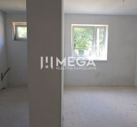Exkluzívne bývanie v Rezidencii Gaštanová Humenné - BUNGALOV 2 - Prázdne miestnosti s oknami a otvormi na inštalácie v rodinnom dome.