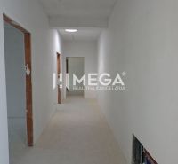 Exkluzívne bývanie v Rezidencii Gaštanová Humenné - BUNGALOV 2 - Chodba v rodinnom dome s nedokončenými dverami a neomietnutou stenou.