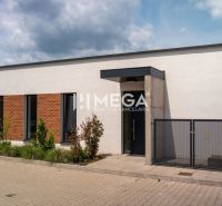 Exkluzívne bývanie v Rezidencii Gaštanová Humenné - BUNGALOV 2 - Rodinný dom na Gaštanovej ulici v Humennom s modernou fasádou a peknou záhradou.