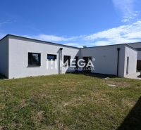 Exkluzívne bývanie v Rezidencii Gaštanová Humenné - BUNGALOV 2 - Rodinný dom v Humennom na Gaštanovej ulici s trávnatou záhradou a autom na dvore.