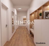 Exkluzívne bývanie v Rezidencii Gaštanová Humenné - BUNGALOV 2 - Chodba rodinného domu so vstavanými skriňami, zrkadlom a podlahou s dreveným dekorom.