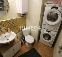 REZERVOVANÝ - Na predaj moderný 2-izbový byt po rekonštrukcii - Kúpeľňa v 2-izbovom byte s práčkou a sušičkou, dlažba s dreveným dekorom.