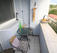 REZERVOVANÝ - Na predaj moderný 2-izbový byt po rekonštrukcii - Balkón 2-izbového bytu s kaviarenským stolíkom a výhľadom na zeleň.