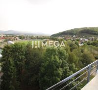 REZERVOVANÝ - Na predaj moderný 2-izbový byt po rekonštrukcii - Výhľad z balkóna na športové ihrisko s lesnatým okolím v Snine na Palárikovej ulici.