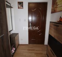 REZERVOVANÝ - Na predaj moderný 2-izbový byt po rekonštrukcii - Chodba v 2-izbovom byte s podlahou s dreveným dekorom a tmavým nábytkom.