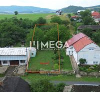 NA PREDAJ stavebný POZEMOK s LETNOU KUCHYŇOU v obci OĽŠINKOV - Pozemok v Oľšinkove vhodný na bývanie, obklopený zeleňou a neďalekými domami.