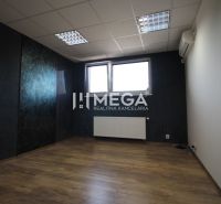 NA PRENÁJOM: 2x Moderná, klimatizovaná kancelária s parkovaním a optic - Kancelárie s tmavými stenami, podlahou s dreveným dekorom a oknom pre denné svetlo.