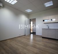 NA PRENÁJOM: 2x Moderná, klimatizovaná kancelária s parkovaním a optic - Interiér kancelárie s podlahou s dreveným dekorom a kuchynkou.
