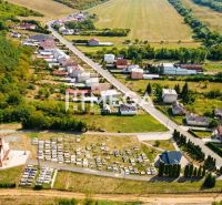 NA PREDAJ: Stavebný pozemok 1 896 m², Slovenská Volová - Letecký pohľad na Pozemky - bývanie v Slovenskej Volovej, obklopené zeleňou a cestami.