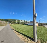 NA PREDAJ: Stavebný pozemok 1 896 m², Slovenská Volová - Cesta v Slovenskej Volovej so zeleňou, domami a kostolom, Pozemky - bývanie.