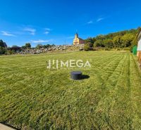 NA PREDAJ: Stavebný pozemok 1 896 m², Slovenská Volová - Pozemky na bývanie v Slovenskej Volovej s kostolom a cintorínom na pozadí.