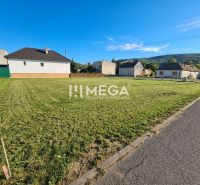 NA PREDAJ: Stavebný pozemok 1 896 m², Slovenská Volová - Pozemky - bývanie v Slovenskej Volovej, udržiavaný trávnik, okolité domy, príjazdová cesta.