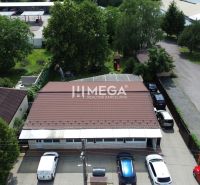 NA PREDAJ PRÉMIOVÉ OBCHODNÉ PRIESTORY REŠTAURÁCIA BARÓNKA VT - Gastro priestory na Budovateľskej ulici vo Vranove nad Topľou obklopené autami a zeleňou.